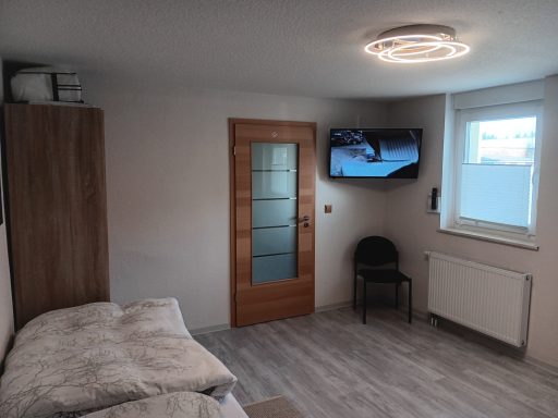 Schlafzimmer mit LED Fernseher